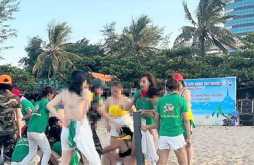 Nhóm nữ du khách cởi áo ngực chơi team building ở bãi biển: Làm bản tường trình, xin lỗi