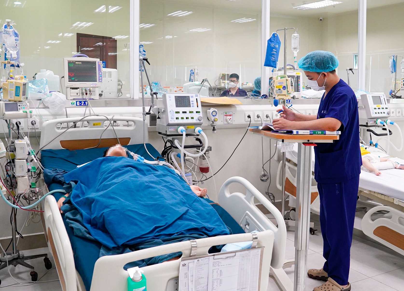 Bé trai 10 tuổi đuối nước khi chơi ở bể bơi cùng gia đình
