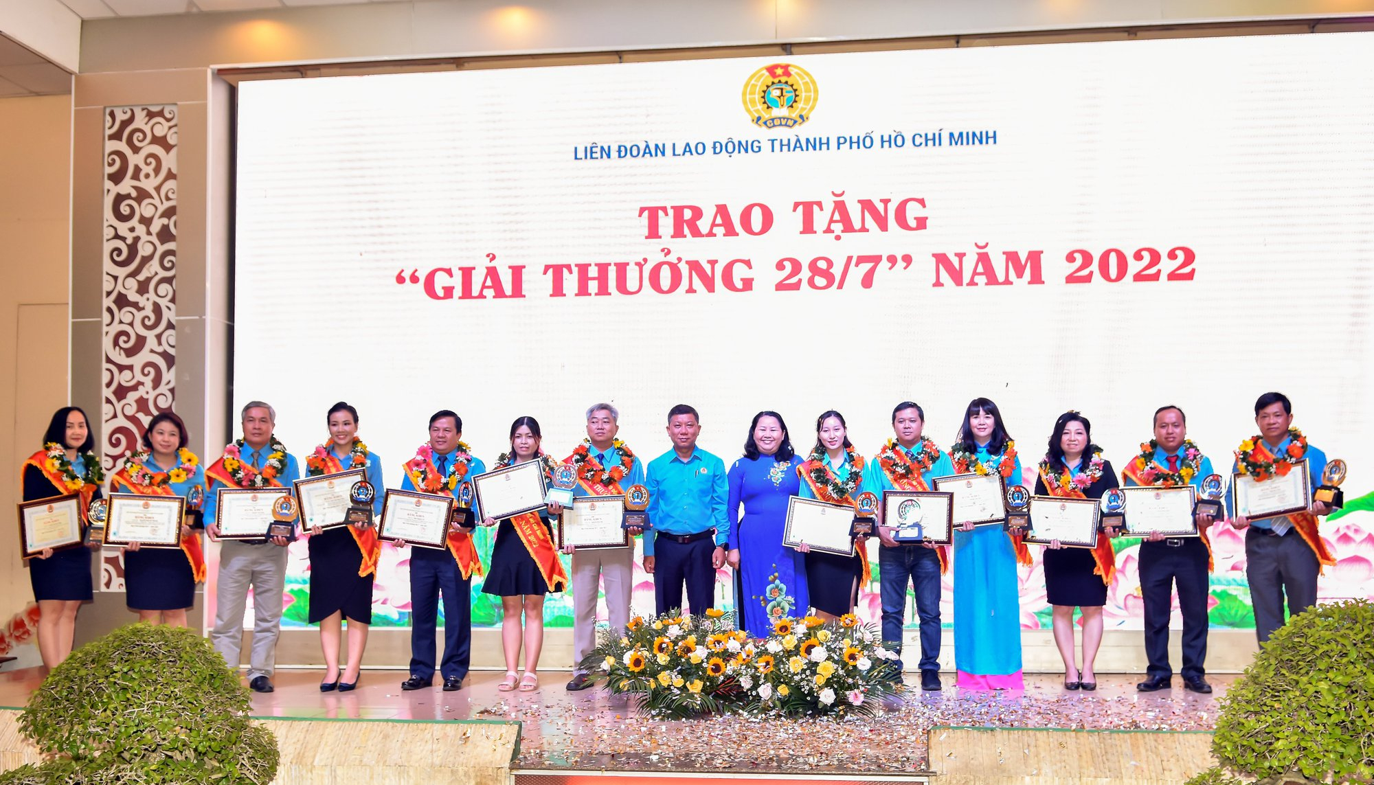 KỶ NIỆM 93 NĂM NGÀY THÀNH LẬP CÔNG ĐOÀN VIỆT NAM: Liên đoàn Lao động TP HCM tôn vinh 13 thủ lĩnh Công đoàn cơ sở xuất sắc