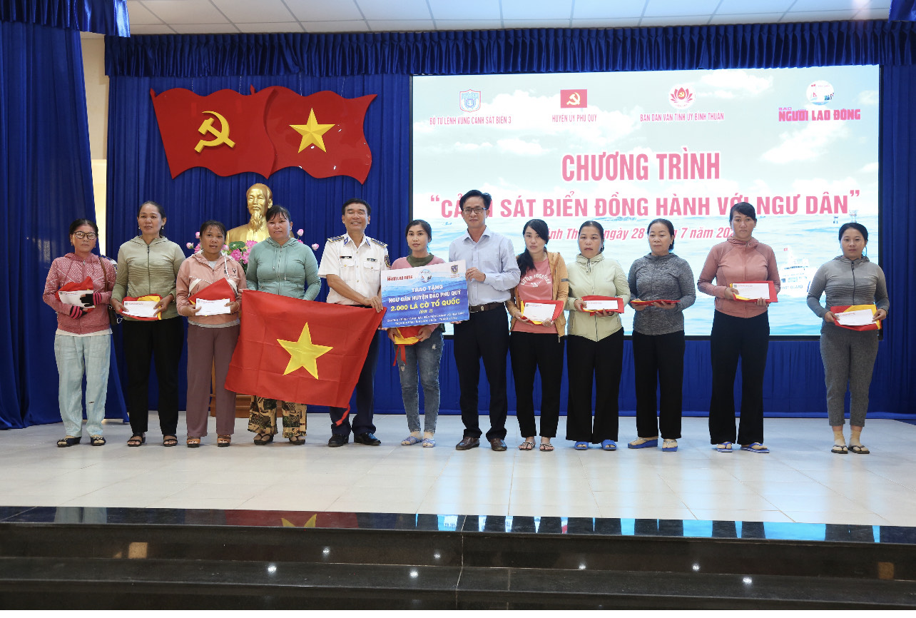 Trao tặng 2.000 lá cờ Tổ quốc cho ngư dân đảo Phú Quý