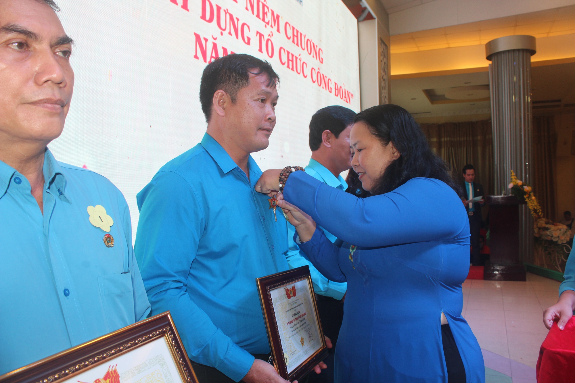 KỶ NIỆM 93 NĂM NG&Agrave;Y TH&Agrave;NH LẬP C&Ocirc;NG ĐO&Agrave;N VIỆT NAM: Li&ecirc;n đo&agrave;n Lao động TP HCM t&ocirc;n vinh 13 thủ lĩnh C&ocirc;ng đo&agrave;n cơ sở xuất sắc - Ảnh 3.