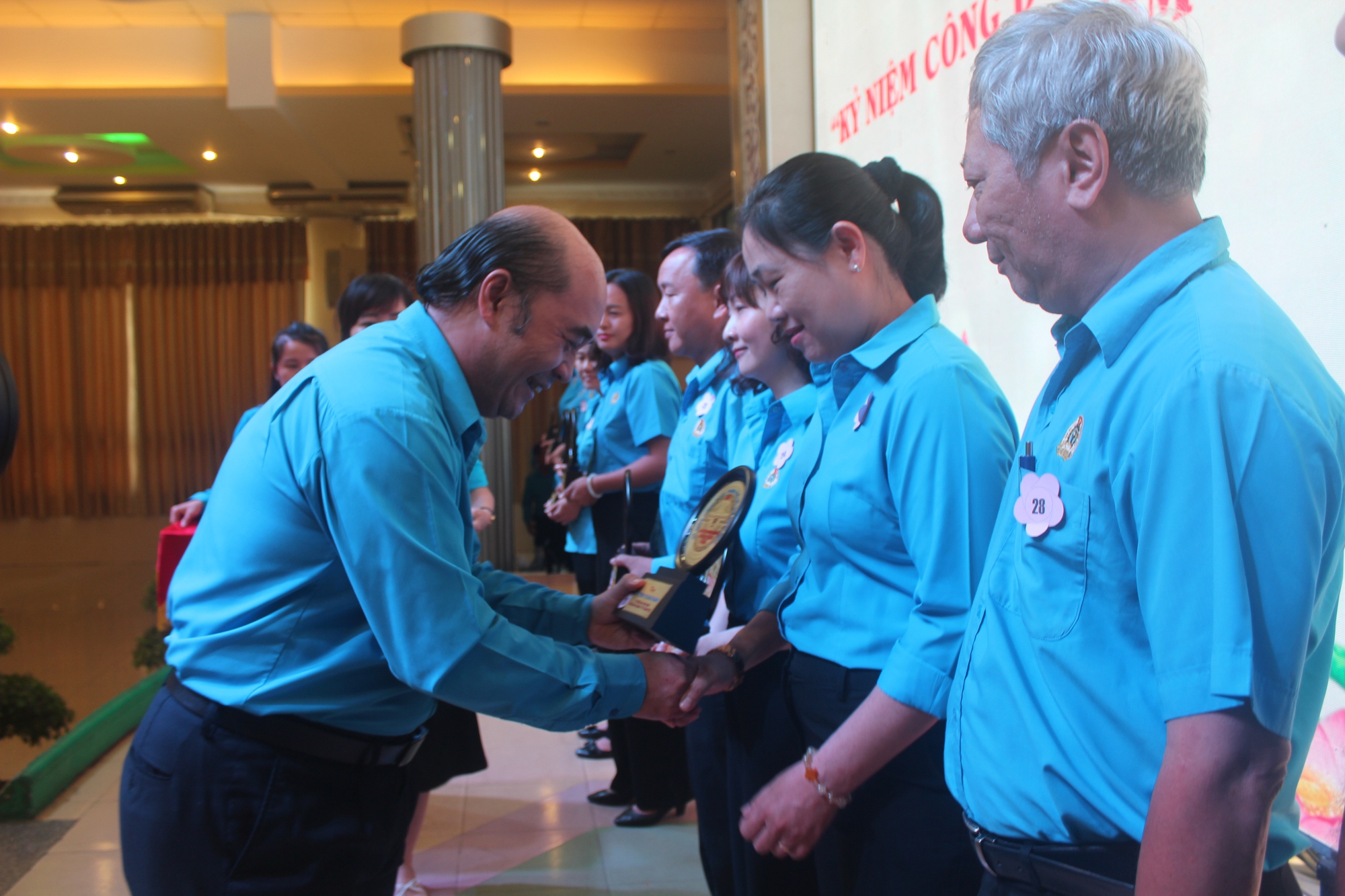 KỶ NIỆM 93 NĂM NG&Agrave;Y TH&Agrave;NH LẬP C&Ocirc;NG ĐO&Agrave;N VIỆT NAM: Li&ecirc;n đo&agrave;n Lao động TP HCM t&ocirc;n vinh 13 thủ lĩnh C&ocirc;ng đo&agrave;n cơ sở xuất sắc - Ảnh 4.