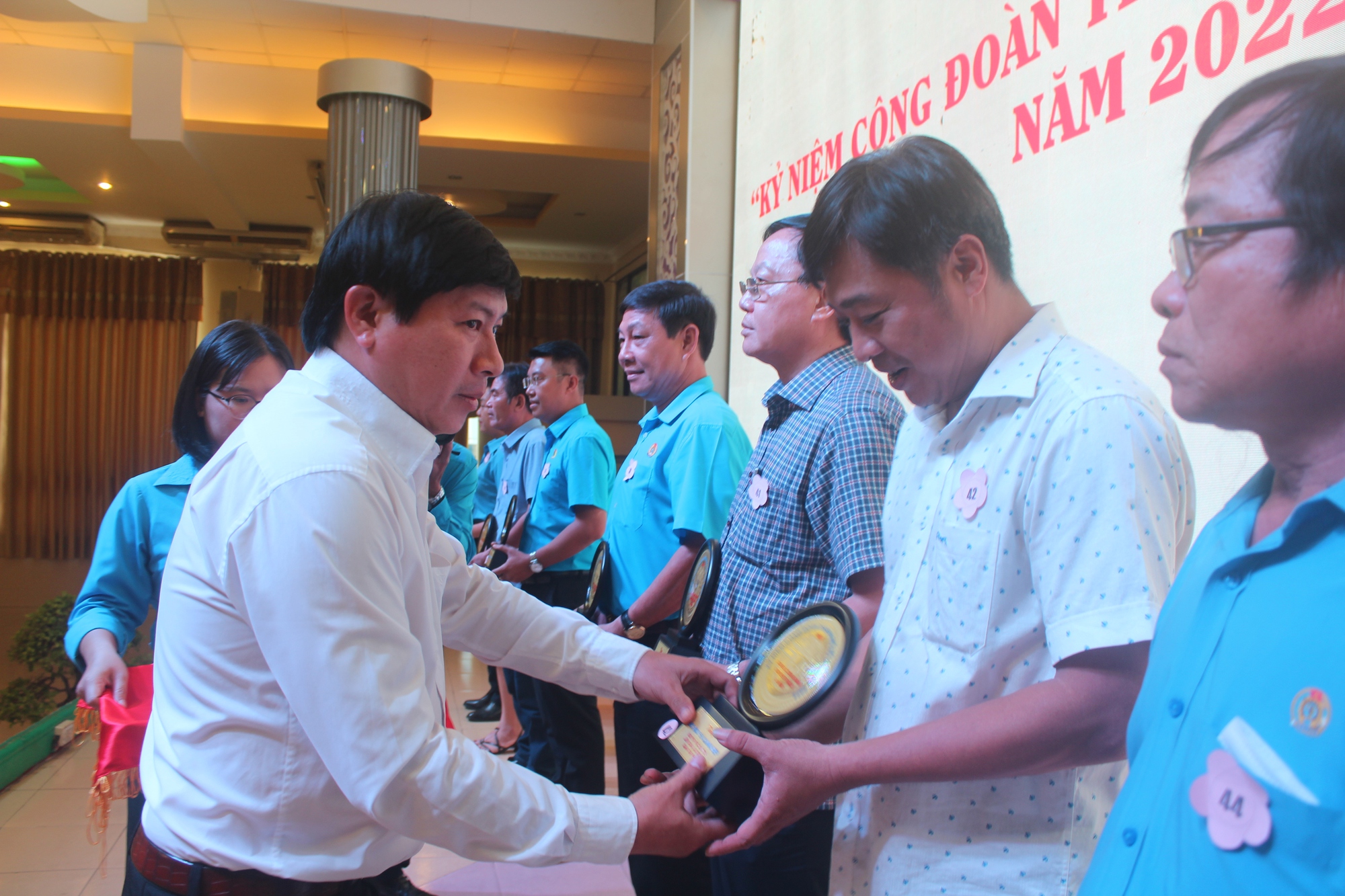 KỶ NIỆM 93 NĂM NG&Agrave;Y TH&Agrave;NH LẬP C&Ocirc;NG ĐO&Agrave;N VIỆT NAM: Li&ecirc;n đo&agrave;n Lao động TP HCM t&ocirc;n vinh 13 thủ lĩnh C&ocirc;ng đo&agrave;n cơ sở xuất sắc - Ảnh 5.