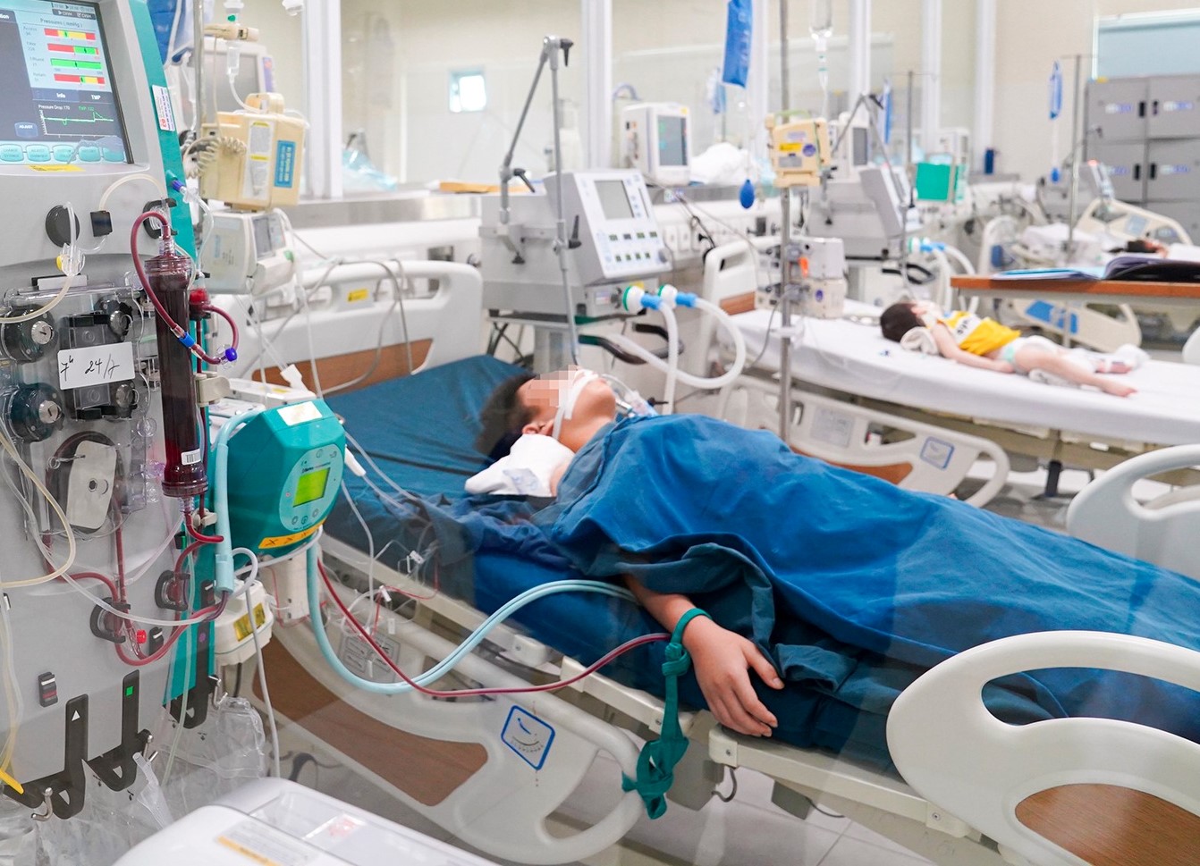 Bé trai 10 tuổi đuối nước khi chơi ở bể bơi cùng gia đình - Ảnh 2.