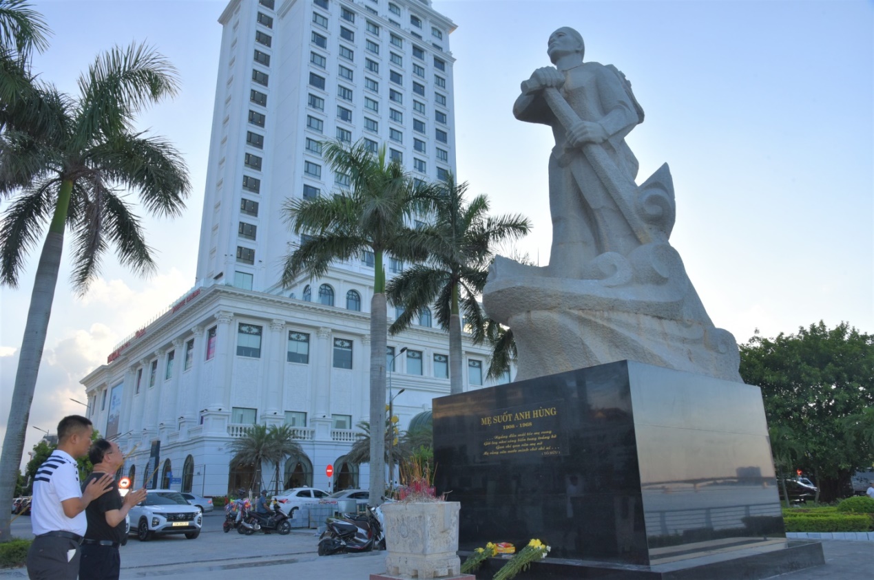 Hành trình “về nguồn” tưởng nhớ, tri ân các Anh hùng liệt sỹ - Ảnh 5.