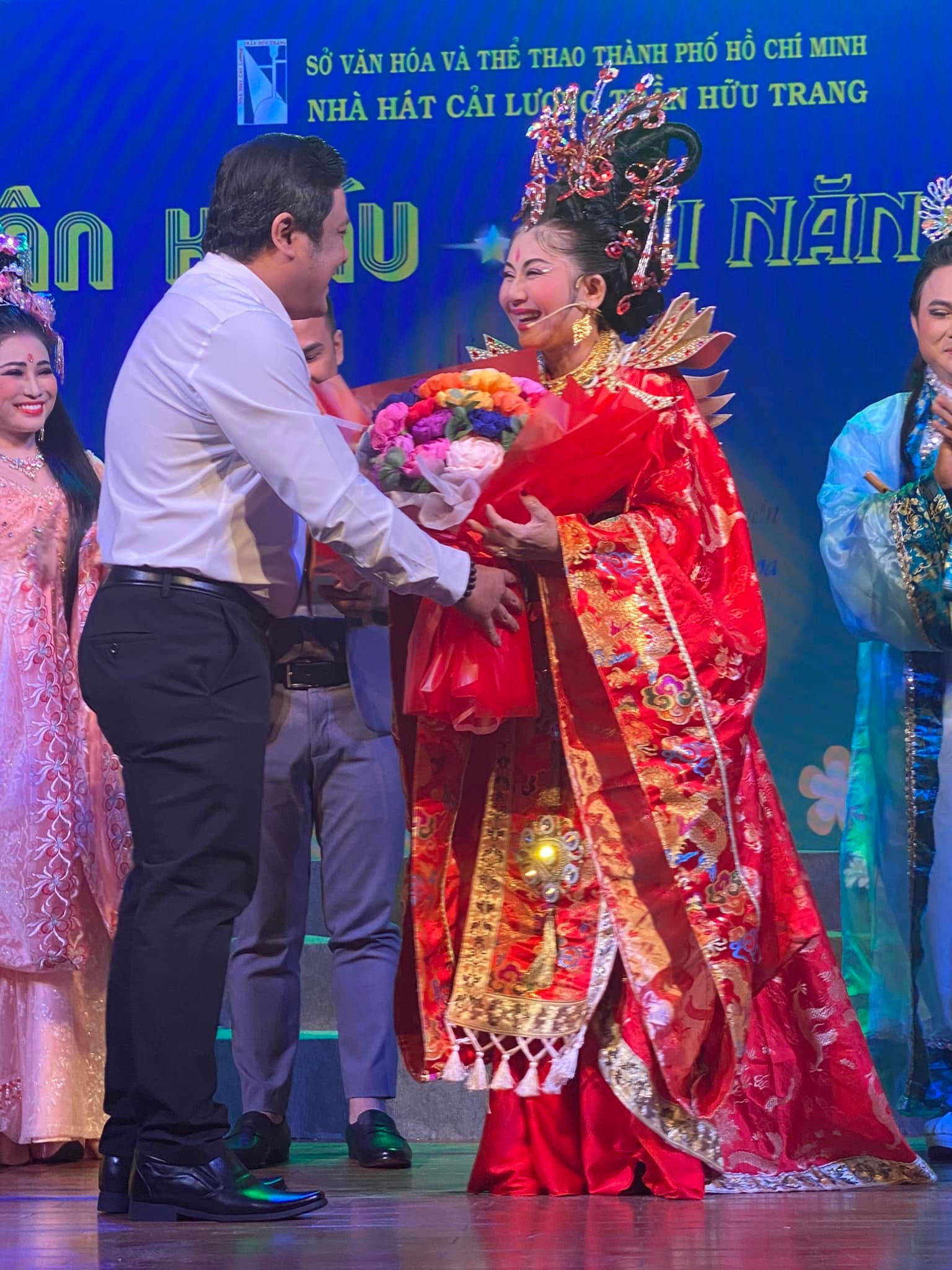 Đ&ocirc;ng kh&aacute;n giả ch&agrave;o đ&oacute;n t&acirc;n binh của S&acirc;n khấu T&agrave;i năng trẻ - Ảnh 5.