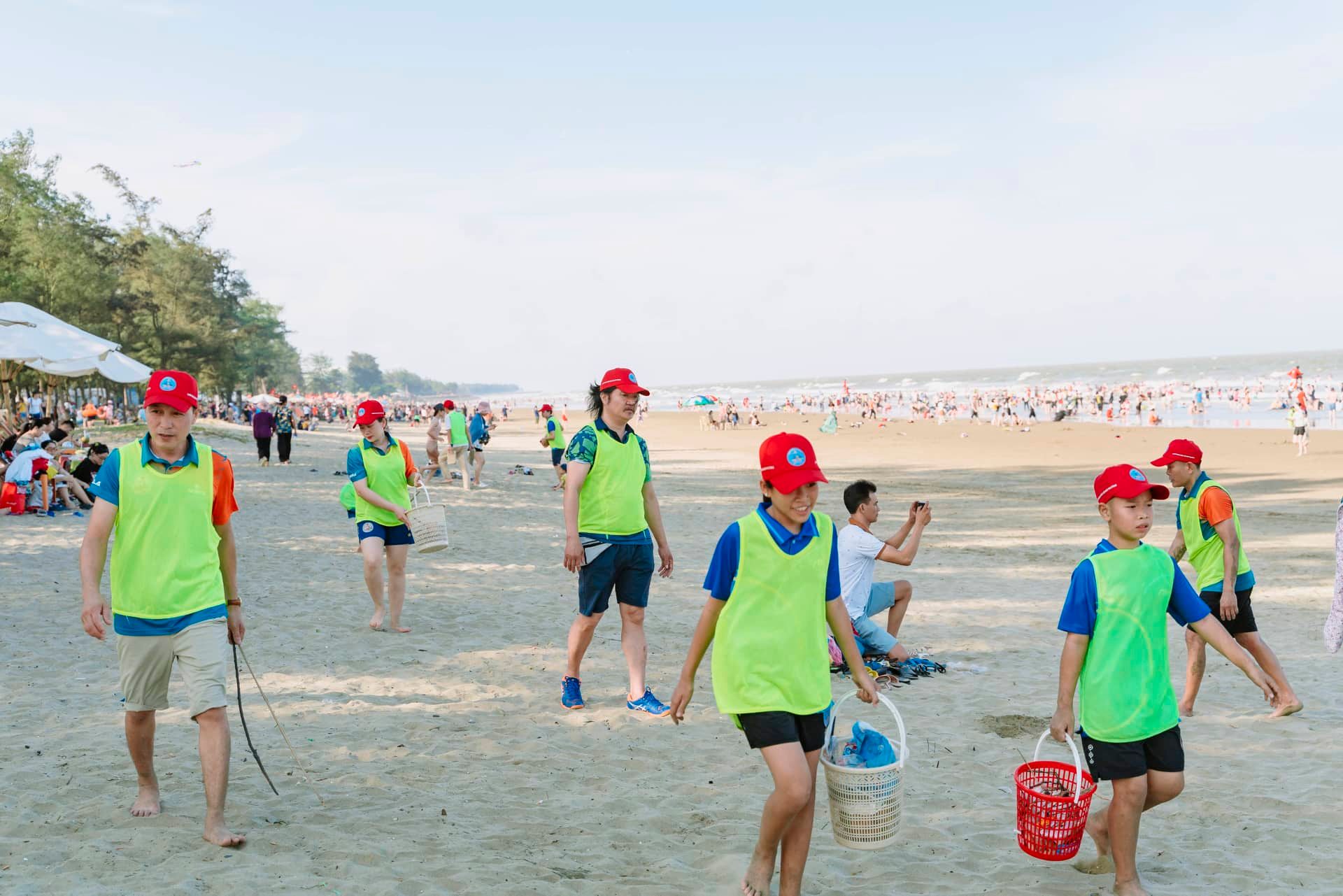 Biệt đội nhí nhặt rác ở biển Sầm Sơn - Ảnh 6.