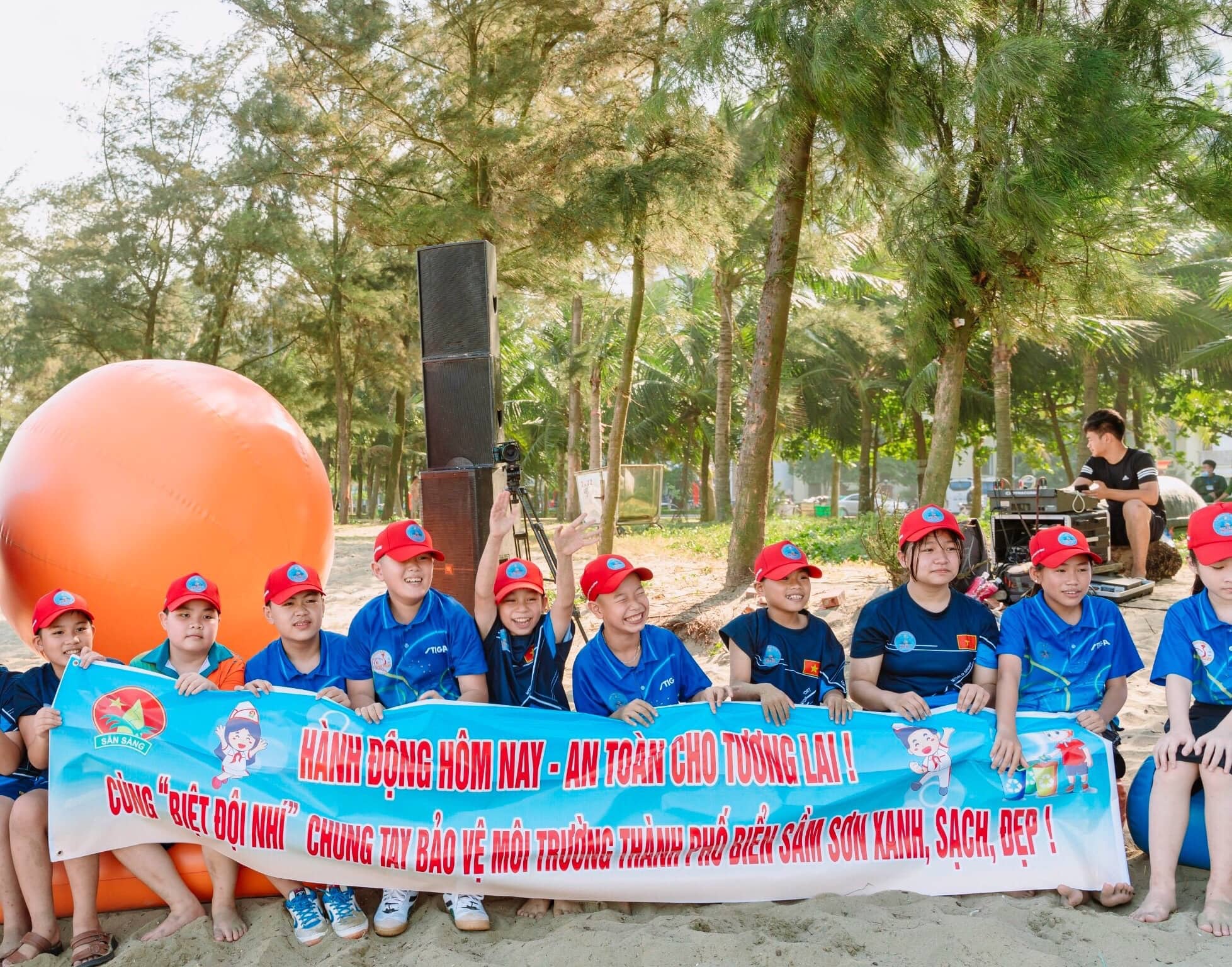 Biệt đội nhí nhặt rác ở biển Sầm Sơn - Ảnh 3.