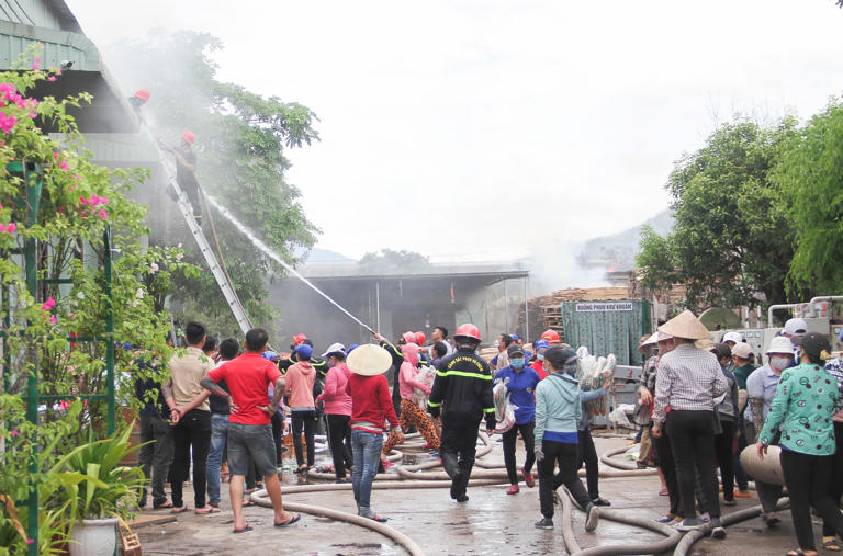 Ch&aacute;y lớn tại xưởng sản xuất c&ocirc;ng ty gỗ ở B&igrave;nh Định - Ảnh 1.