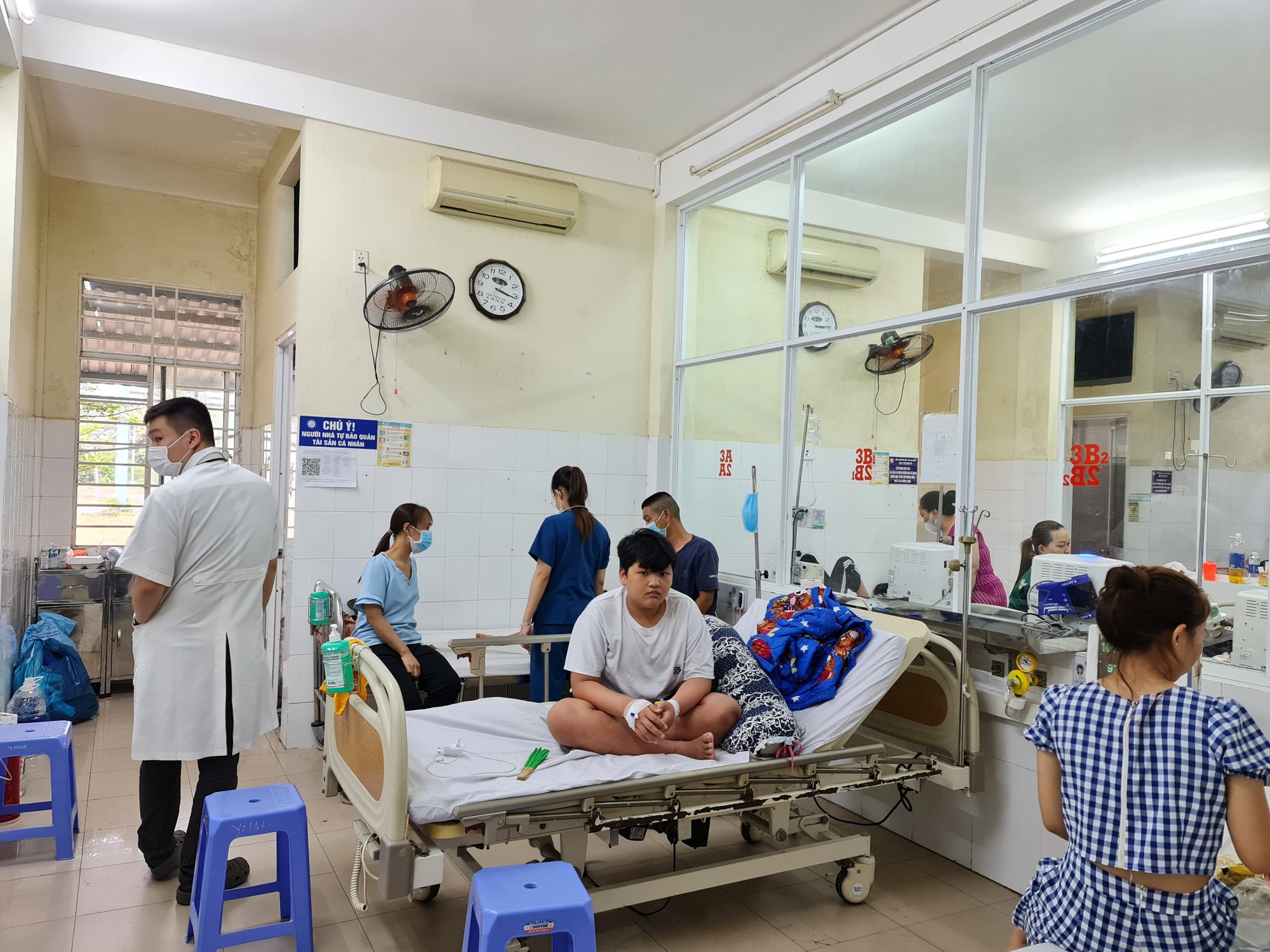 Áp lực đè nặng bệnh viện tuyến trên