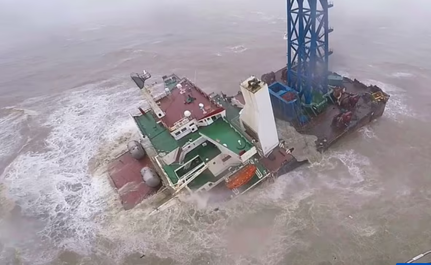 B&atilde;o Chaba đ&aacute;nh t&agrave;u h&agrave;ng vỡ l&agrave;m đ&ocirc;i tr&ecirc;n biển Đ&ocirc;ng - Ảnh 1.