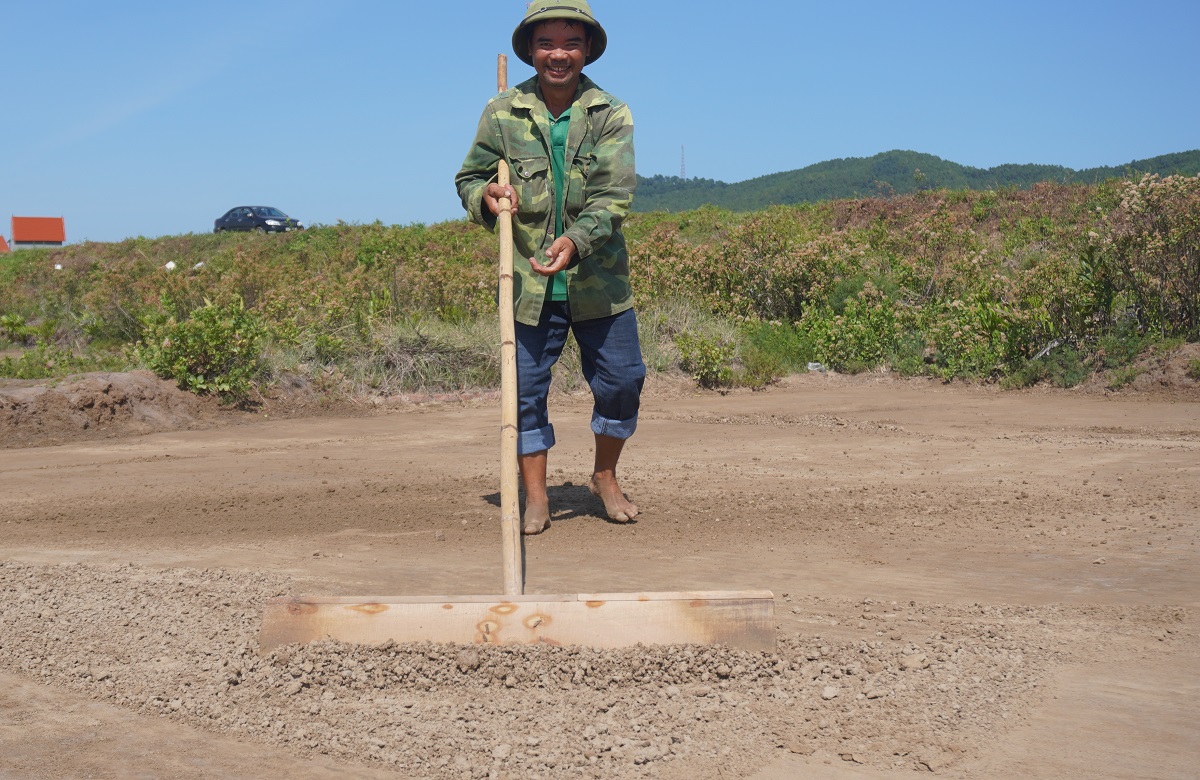 Nghề kỳ lạ, trời càng nắng như đổ lửa nông dân càng vui - Ảnh 3.