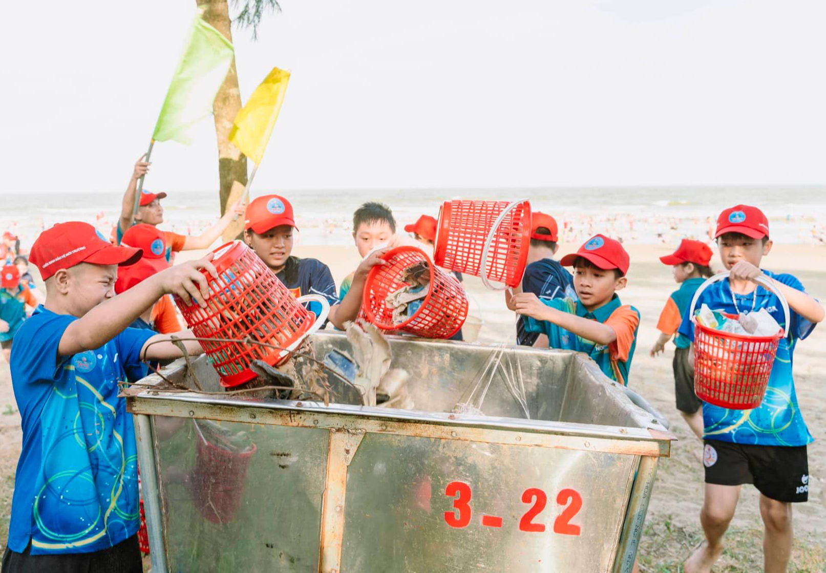 "Biệt đội nhí" nhặt rác ở biển Sầm Sơn