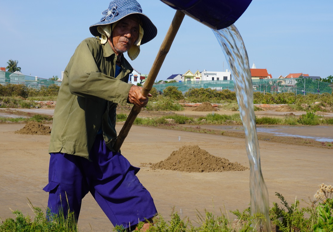 Nghề kỳ lạ, trời càng nắng "như đổ lửa" nông dân càng vui