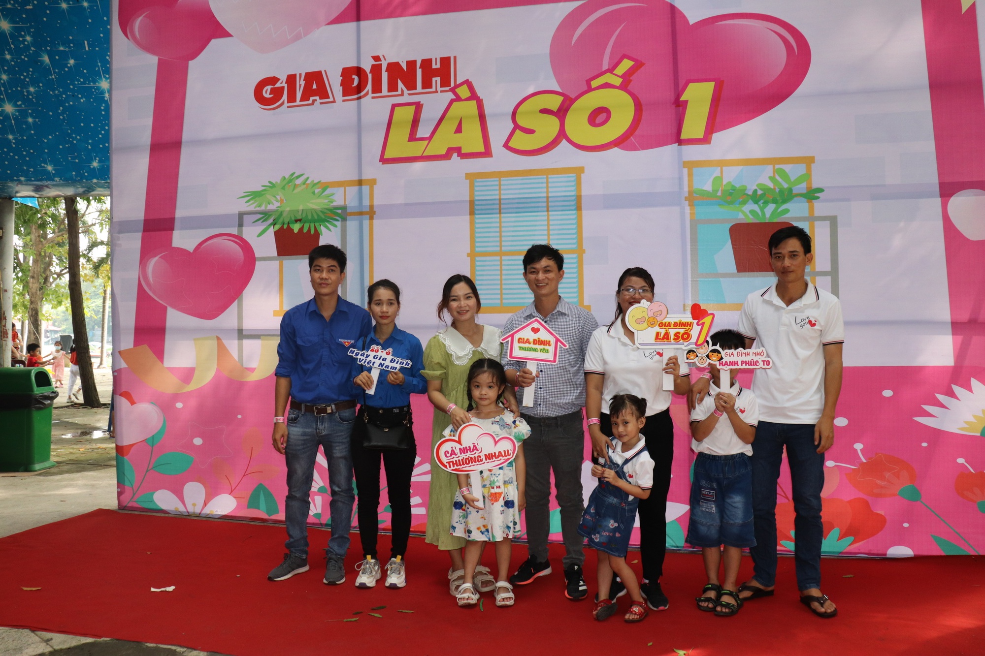 Tôn vinh gia đình vượt khó, hạnh phúc
