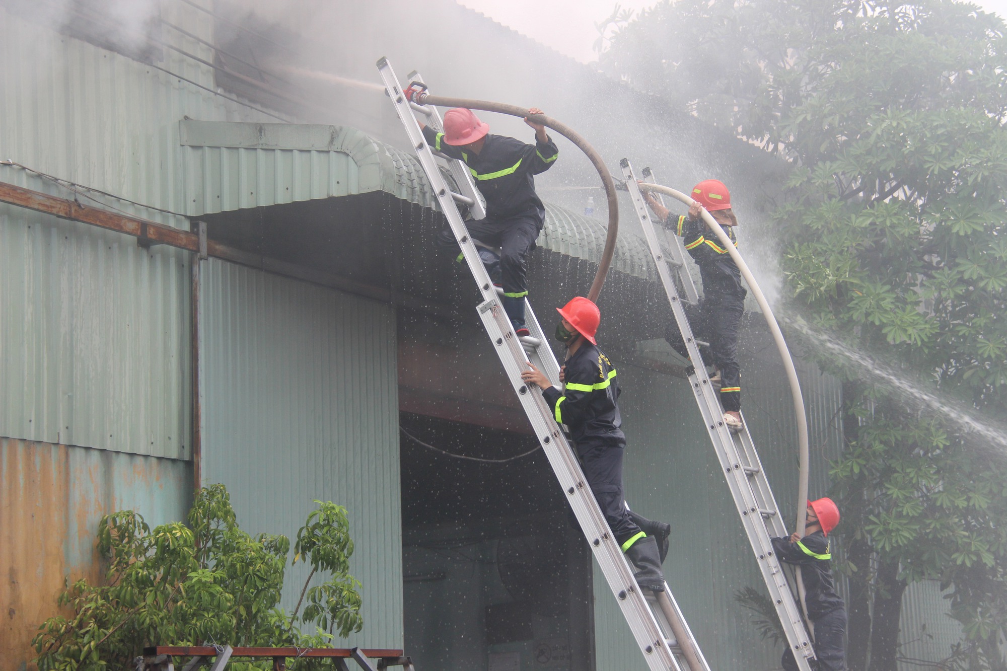 Ch&aacute;y lớn tại xưởng sản xuất c&ocirc;ng ty gỗ ở B&igrave;nh Định - Ảnh 8.
