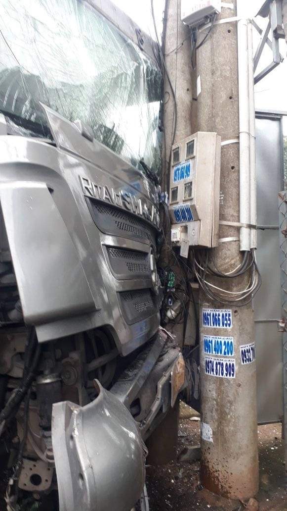 Đồng Nai: Ôtô tải móp đầu sau cú bẻ lái trước xe khách, tài xế nhập viện - Ảnh 2.