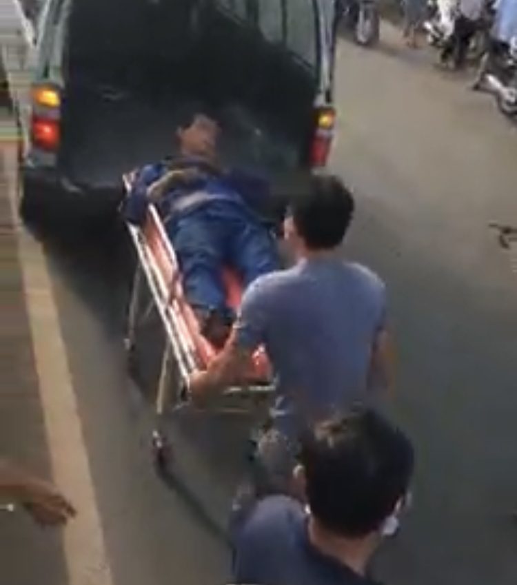 Đồng Nai: Ôtô tải móp đầu sau cú bẻ lái trước xe khách, tài xế nhập viện - Ảnh 3.