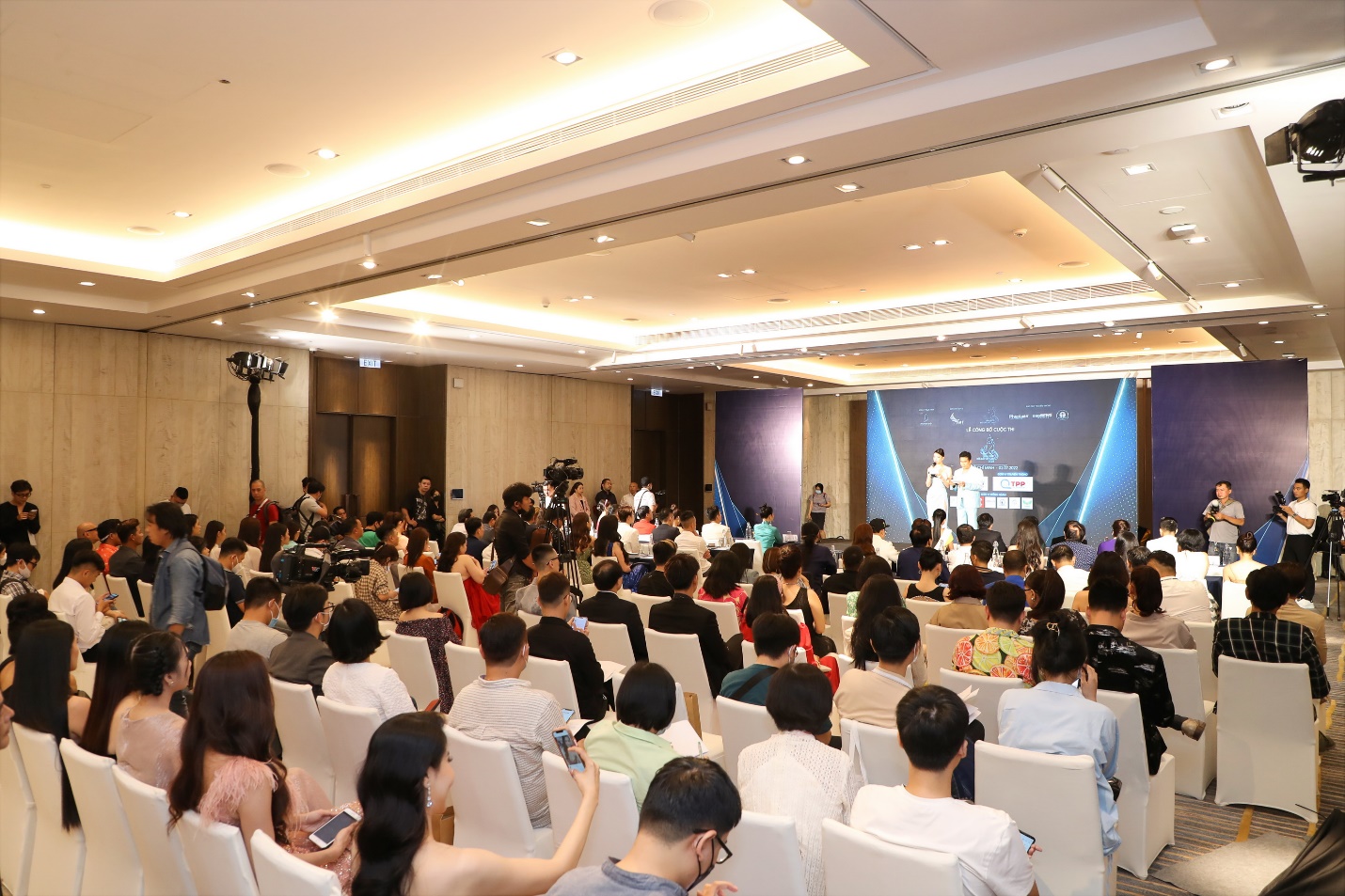Hoa hậu Đàm Hương Thủy cùng đạo diễn Lê Việt tổ chức cuộc thi “Hoa hậu biển đảo Việt Nam 2022” - Ảnh 1.