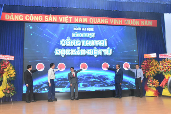 Thu phí đọc báo điện tử - xu hướng tất yếu