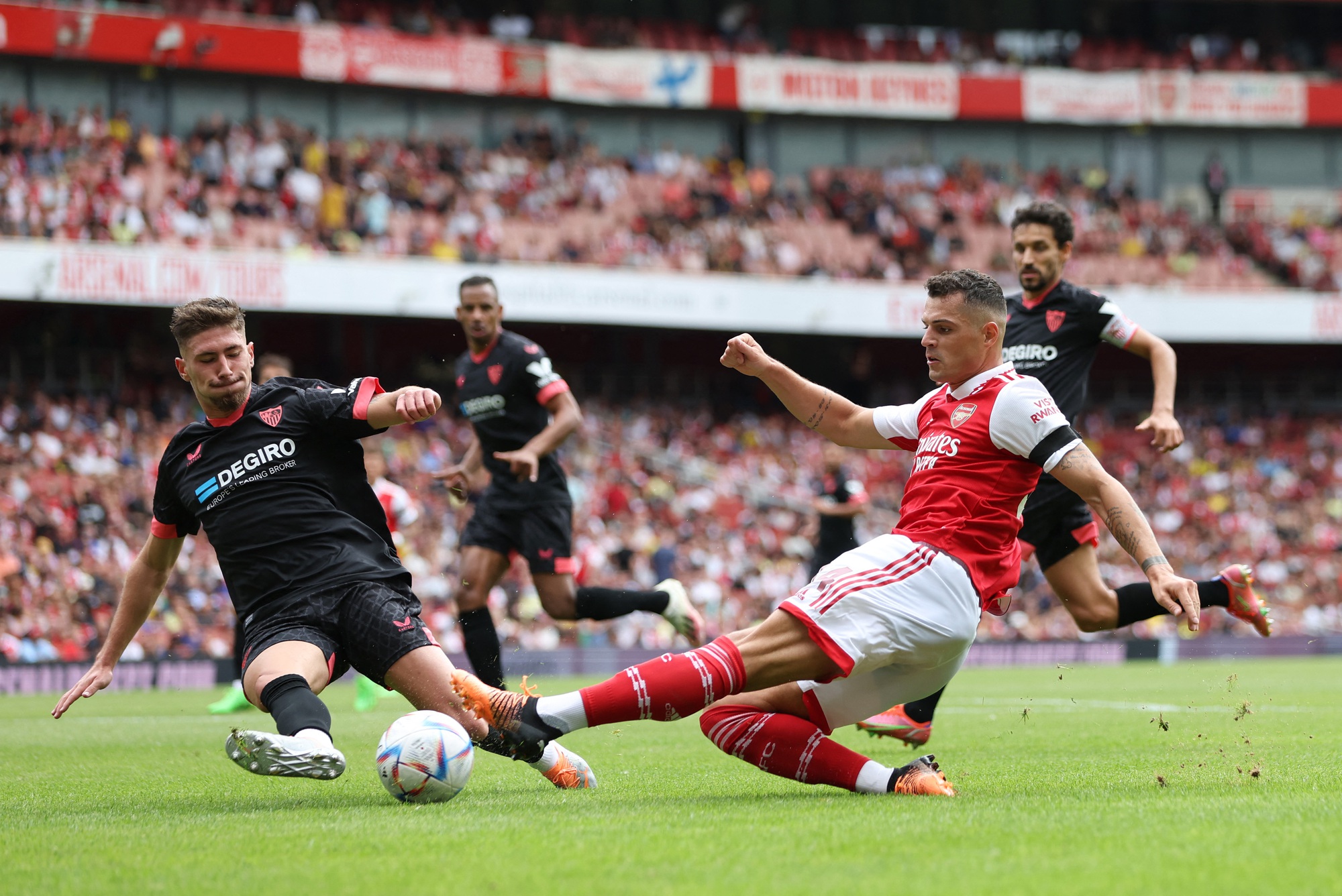 Arsenal vô địch Emirates Cup sau khi thắng Sevilla đến 6 bàn không gỡ - Ảnh 3.