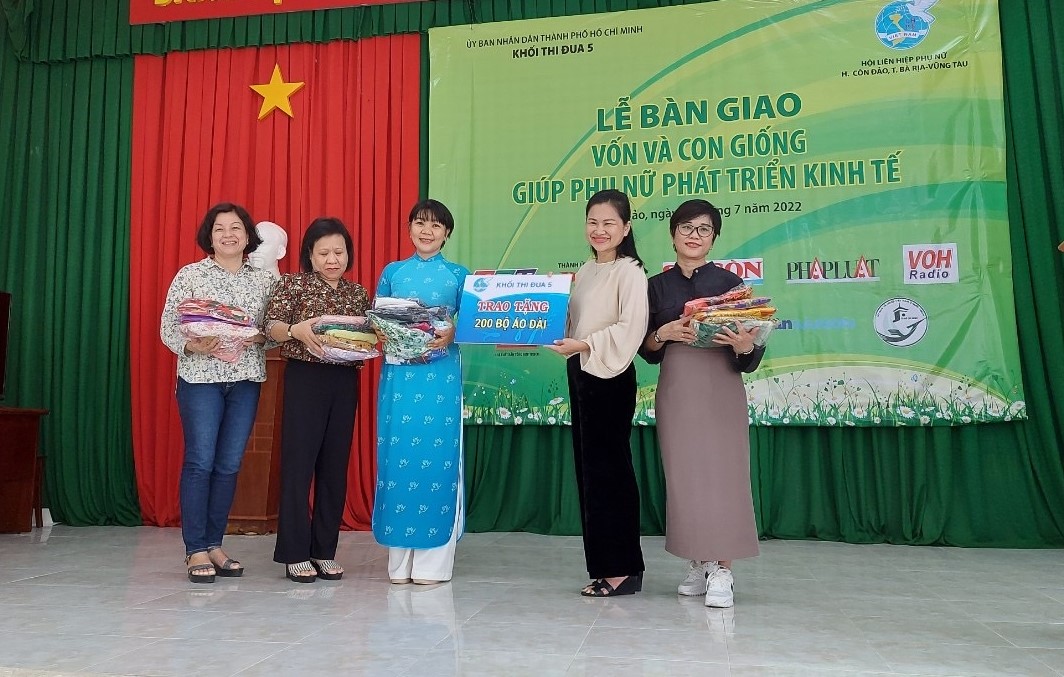 Khối Thi đua 5 - UBND TP HCM tặng qu&agrave;, b&agrave;n giao vốn tại C&ocirc;n Đảo  - Ảnh 1.