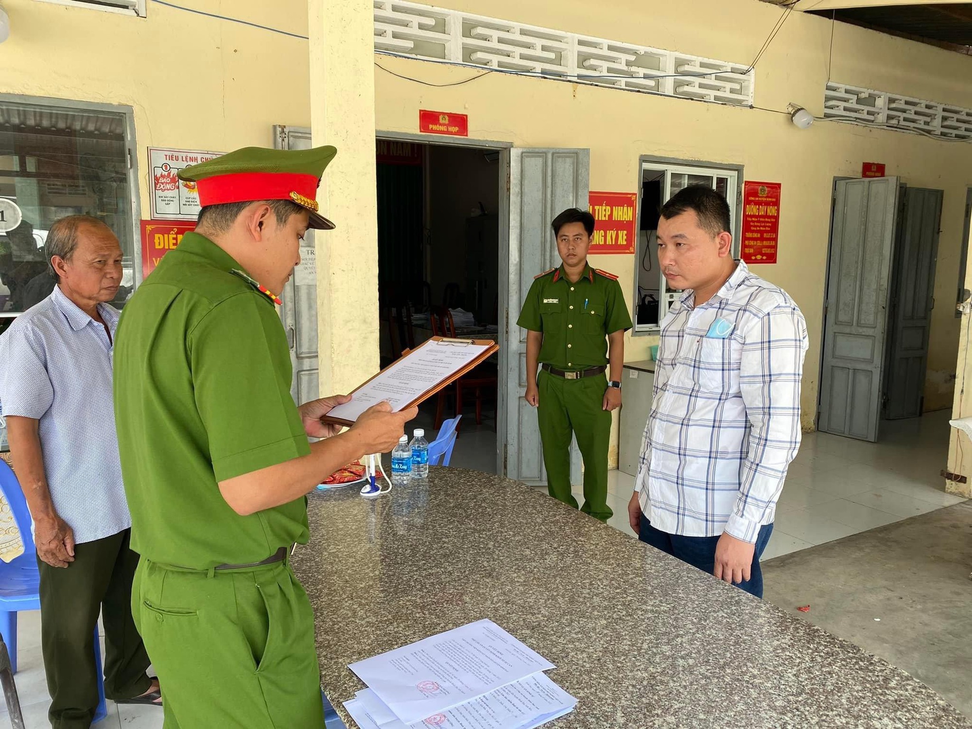 Người phụ nữ bị k&ecirc; bi&ecirc;n t&agrave;i sản d&iacute;nh chưởng kẻ lừa đảo - Ảnh 1.