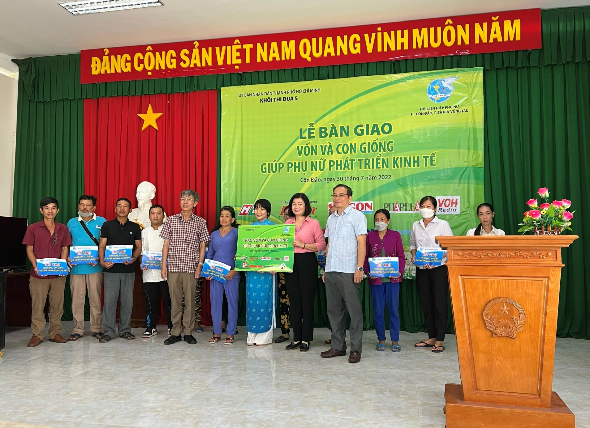 Khối Thi đua 5 - UBND TP HCM tặng quà, bàn giao vốn tại Côn Đảo