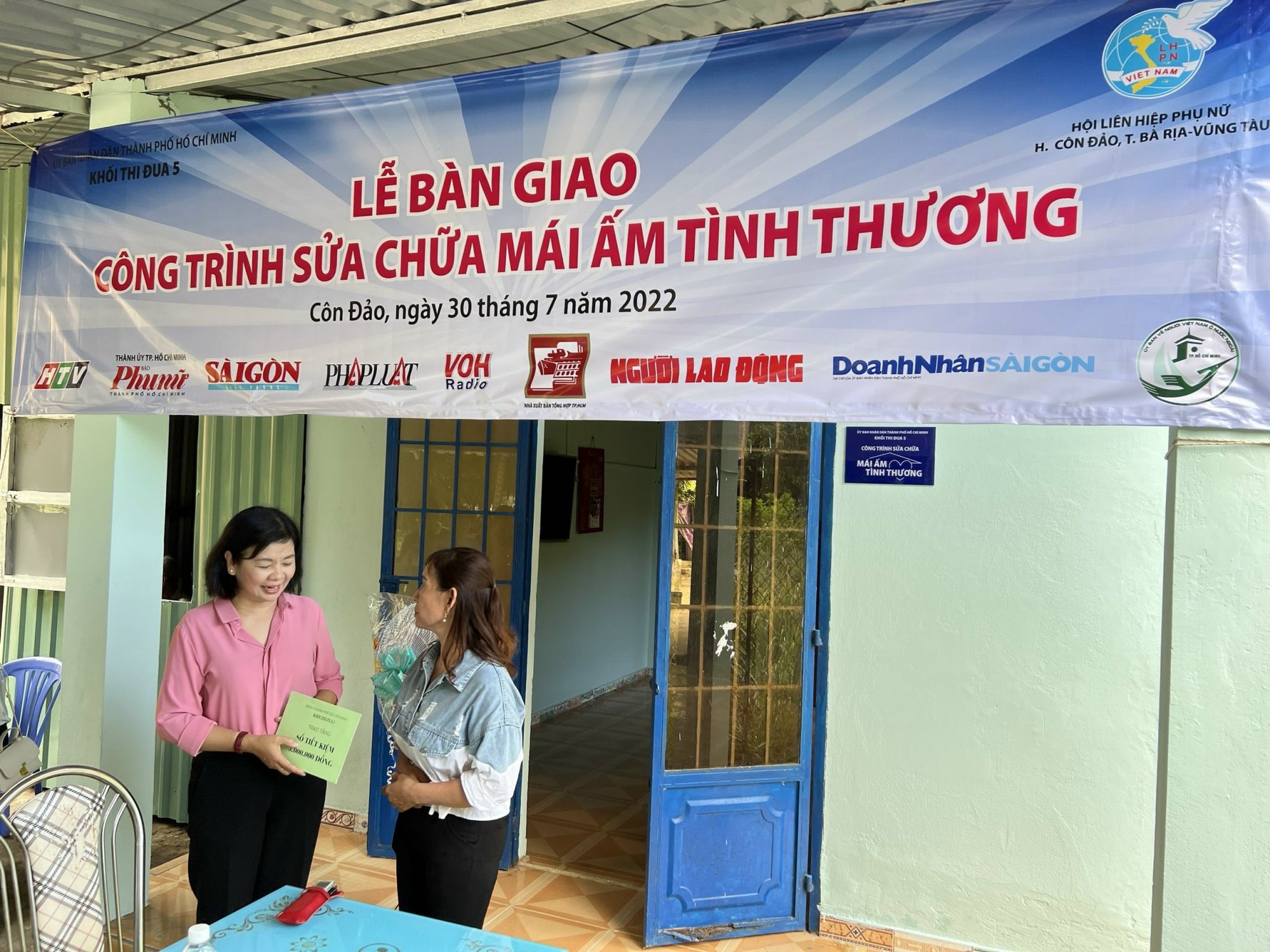 Khối Thi đua 5 - UBND TP HCM tặng qu&agrave;, b&agrave;n giao vốn tại C&ocirc;n Đảo  - Ảnh 2.