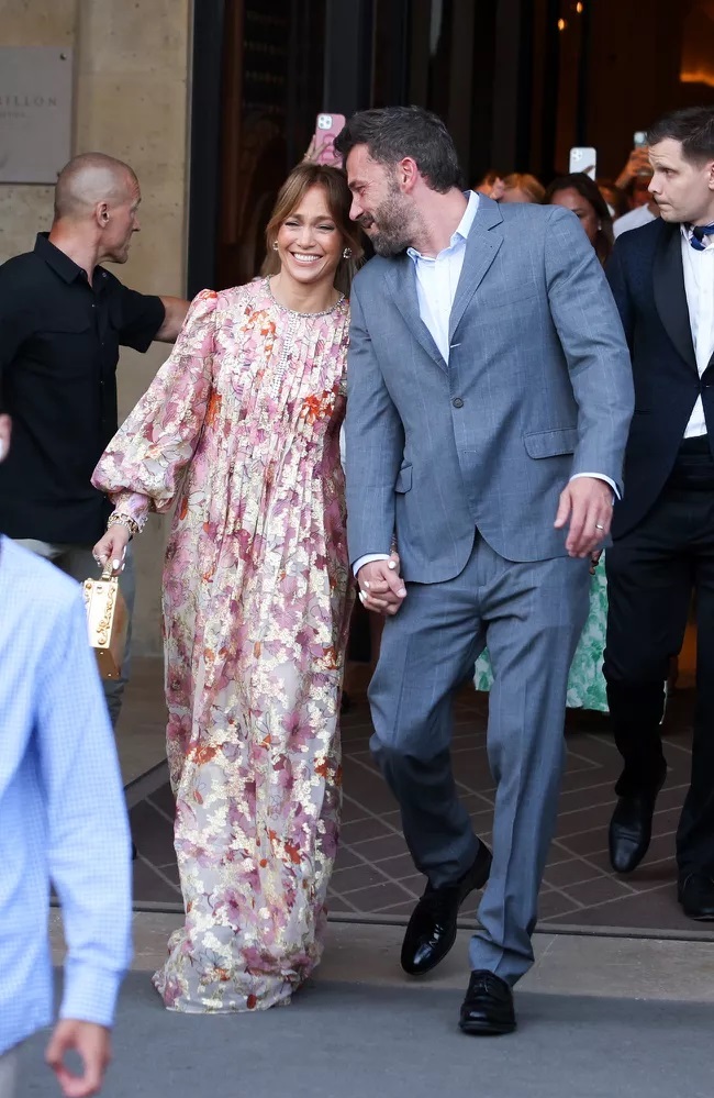 Lịch trình ăn chơi Paris của Jennifer Lopez - Ben Affleck - Ảnh 1.