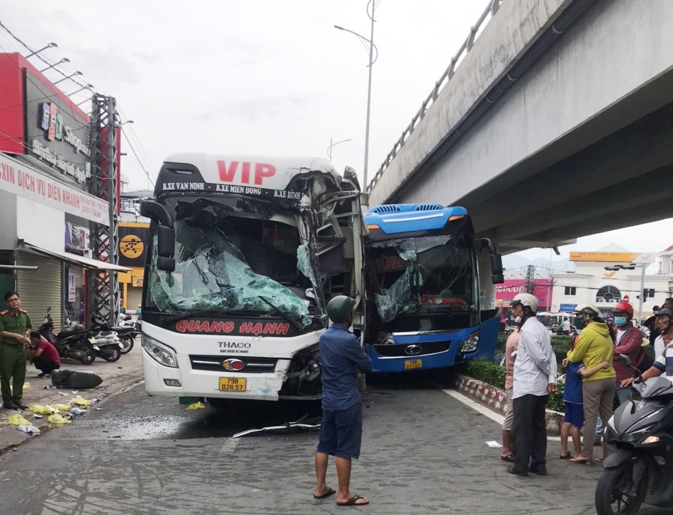 Kh&aacute;nh H&ograve;a: Hai xe kh&aacute;ch kẹp nhau dưới ch&acirc;n cầu vượt, 1 người chết - Ảnh 1.