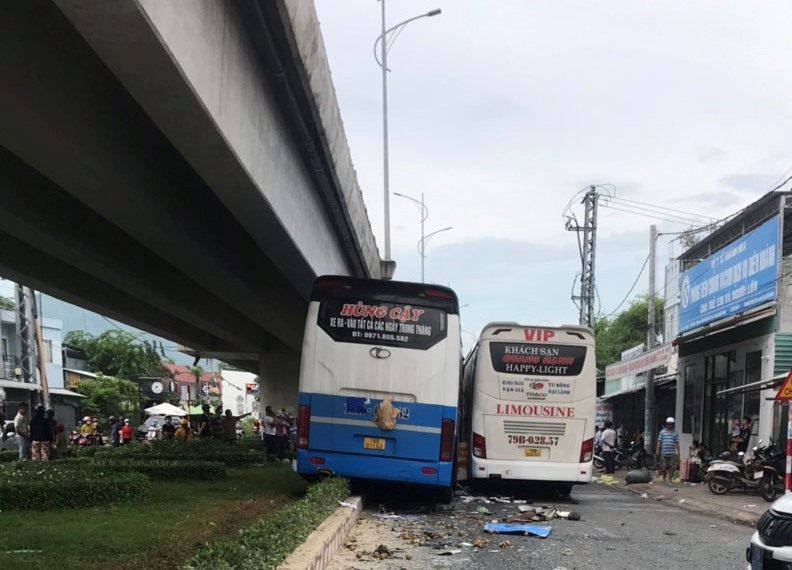 Khánh Hòa: Hai xe khách "kẹp nhau" dưới chân cầu vượt, 1 người chết