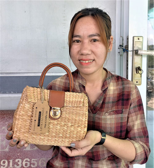 Khởi nghiệp thành công từ phế phẩm bồn bồn - Ảnh 2.
