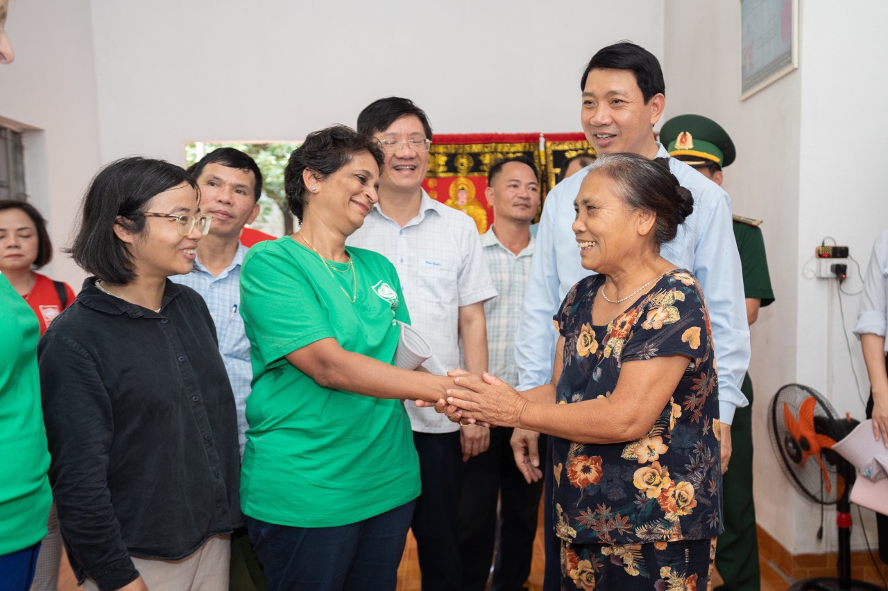 Trợ lý Tổng Thư ký Liên Hiệp Quốc lội bùn trồng rừng tại Thanh Hóa - Ảnh 2.