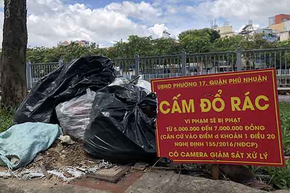 Bất chấp, rác vẫn "bôi bẩn" khắp nơi