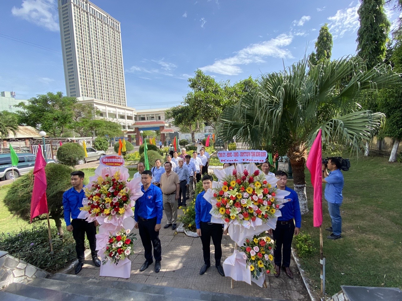 Ban Li&ecirc;n lạc học sinh miền Nam Trung ương tiếp tục tặng qu&agrave; cho học sinh, người ngh&egrave;o B&igrave;nh Định - Ảnh 1.