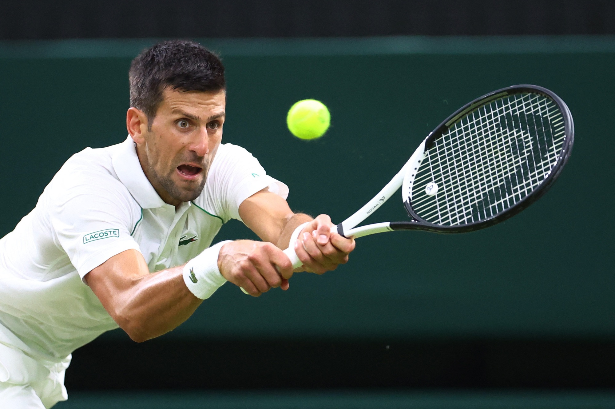 Djokovic v&agrave;o tứ kết, lỡ hẹn tiểu Nadal tại Wimbledon 2022 - Ảnh 1.