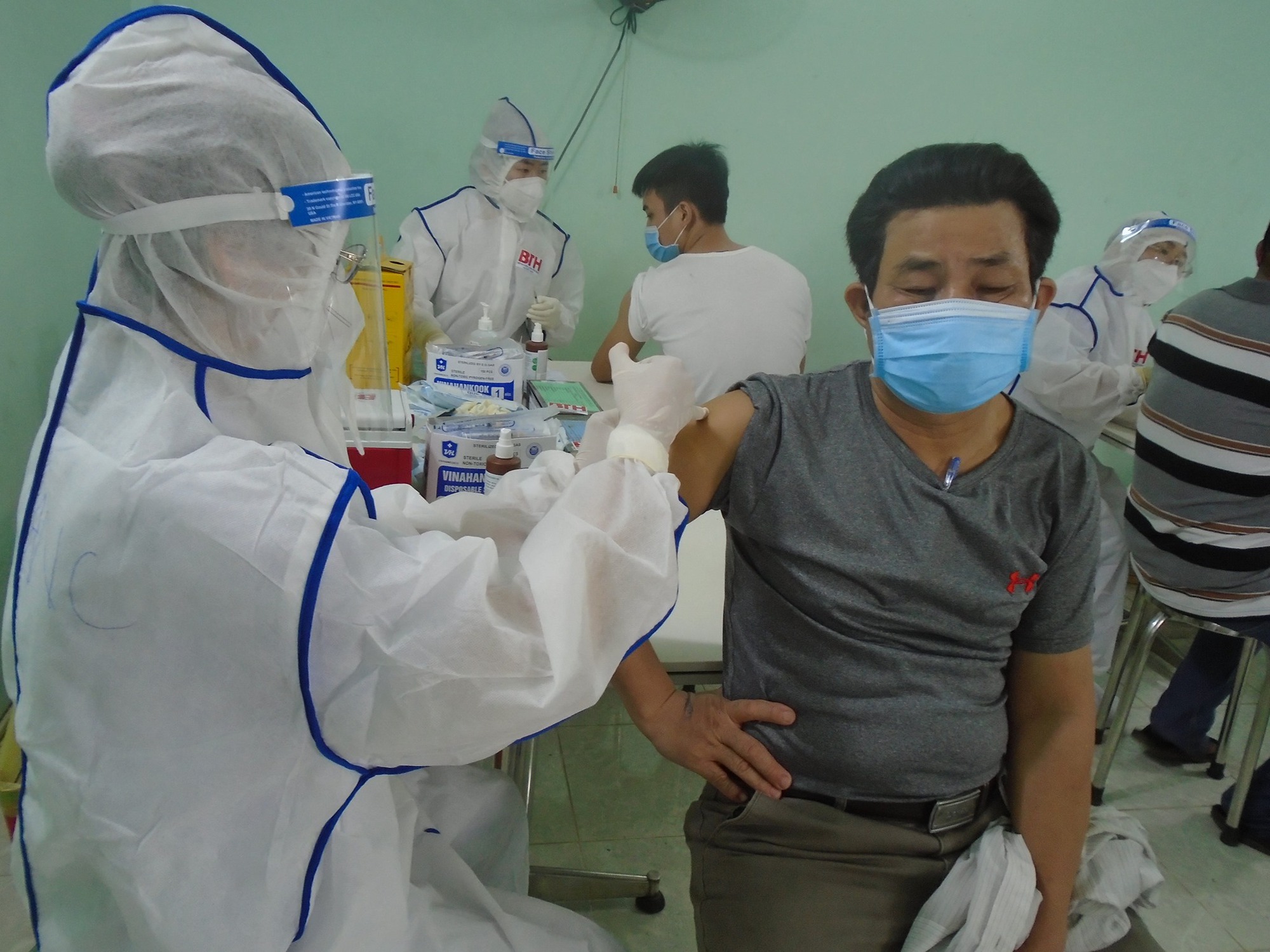 Tiêm mũi bổ sung và mũi 3 vắc-xin Covid-19 khác nhau thế nào? - Ảnh 1.