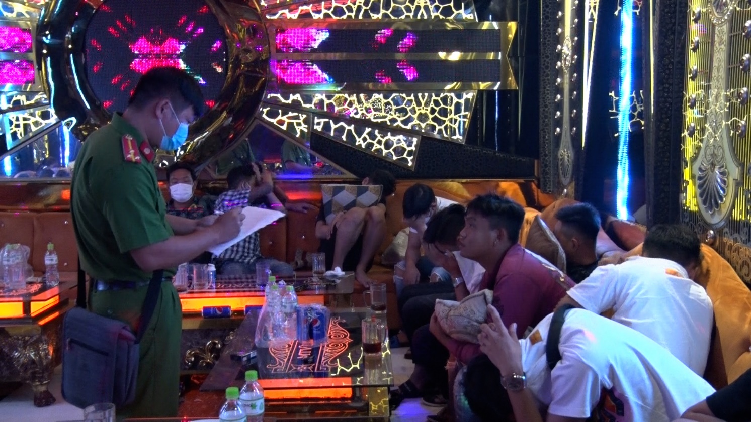 CLIP: Bắt tại trận nhiều c&ocirc; g&aacute;i trẻ dương t&iacute;nh với ma t&uacute;y trong qu&aacute;n karaoke - Ảnh 3.