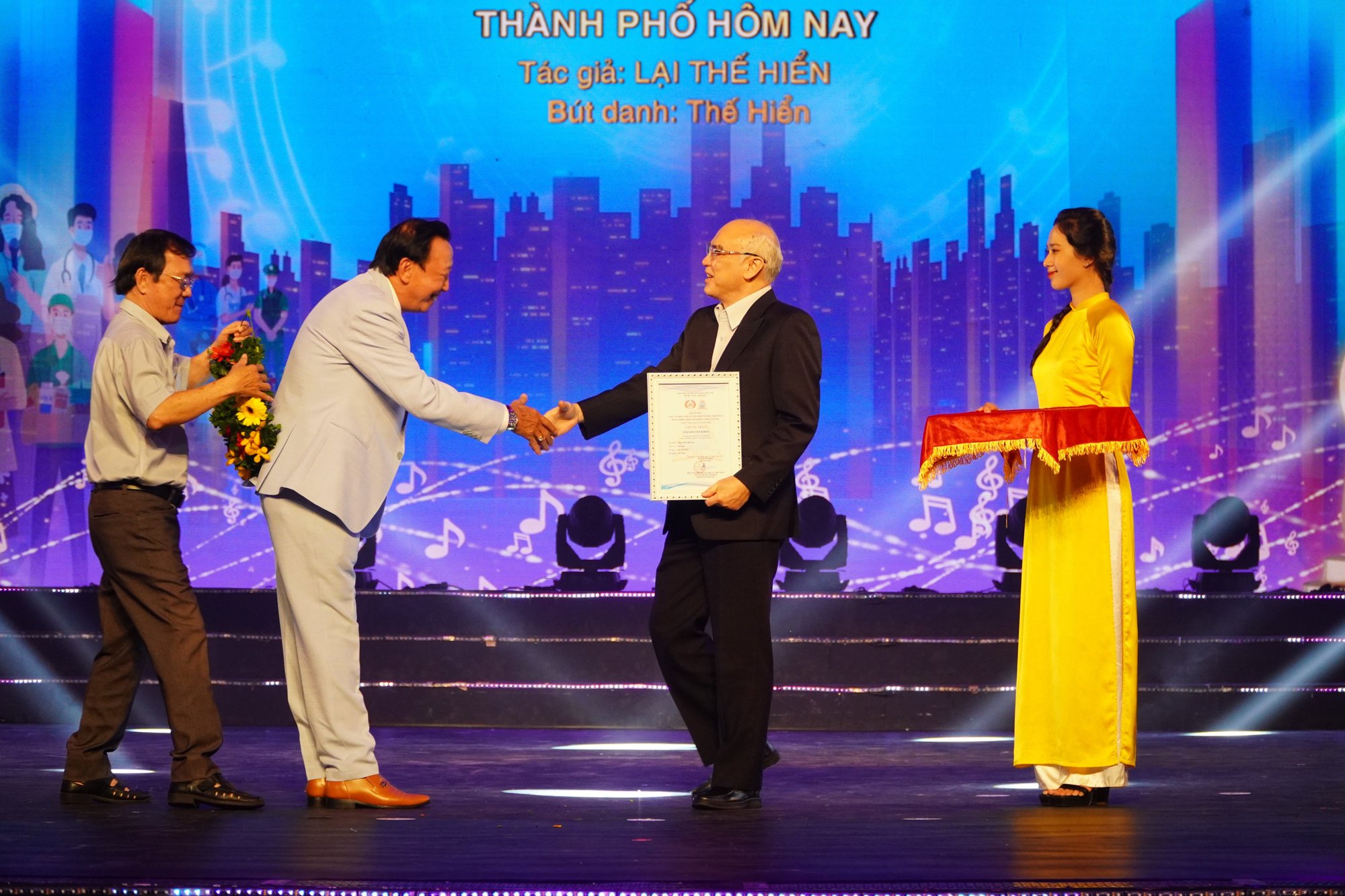 Trao giải thưởng cuộc vận động s&aacute;ng t&aacute;c Chung một niềm tin chiến thắng - Ảnh 4.