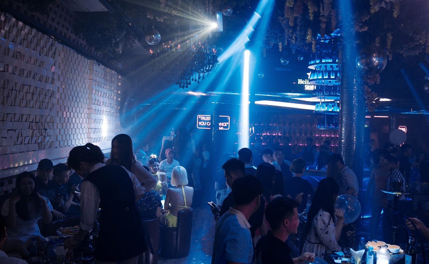 Đ&agrave; Nẵng: X&aacute;c minh vụ x&ocirc; x&aacute;t giữa vị kh&aacute;ch 17 tuổi v&agrave; quản l&yacute; bar Nuna - Ảnh 1.