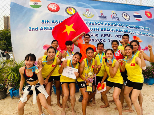 B&oacute;ng n&eacute;m b&atilde;i biển nữ lục đục trước World Games - Ảnh 1.