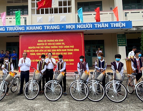 Ban Li&ecirc;n lạc học sinh miền Nam Trung ương tiếp tục tặng qu&agrave; cho học sinh, người ngh&egrave;o B&igrave;nh Định - Ảnh 7.