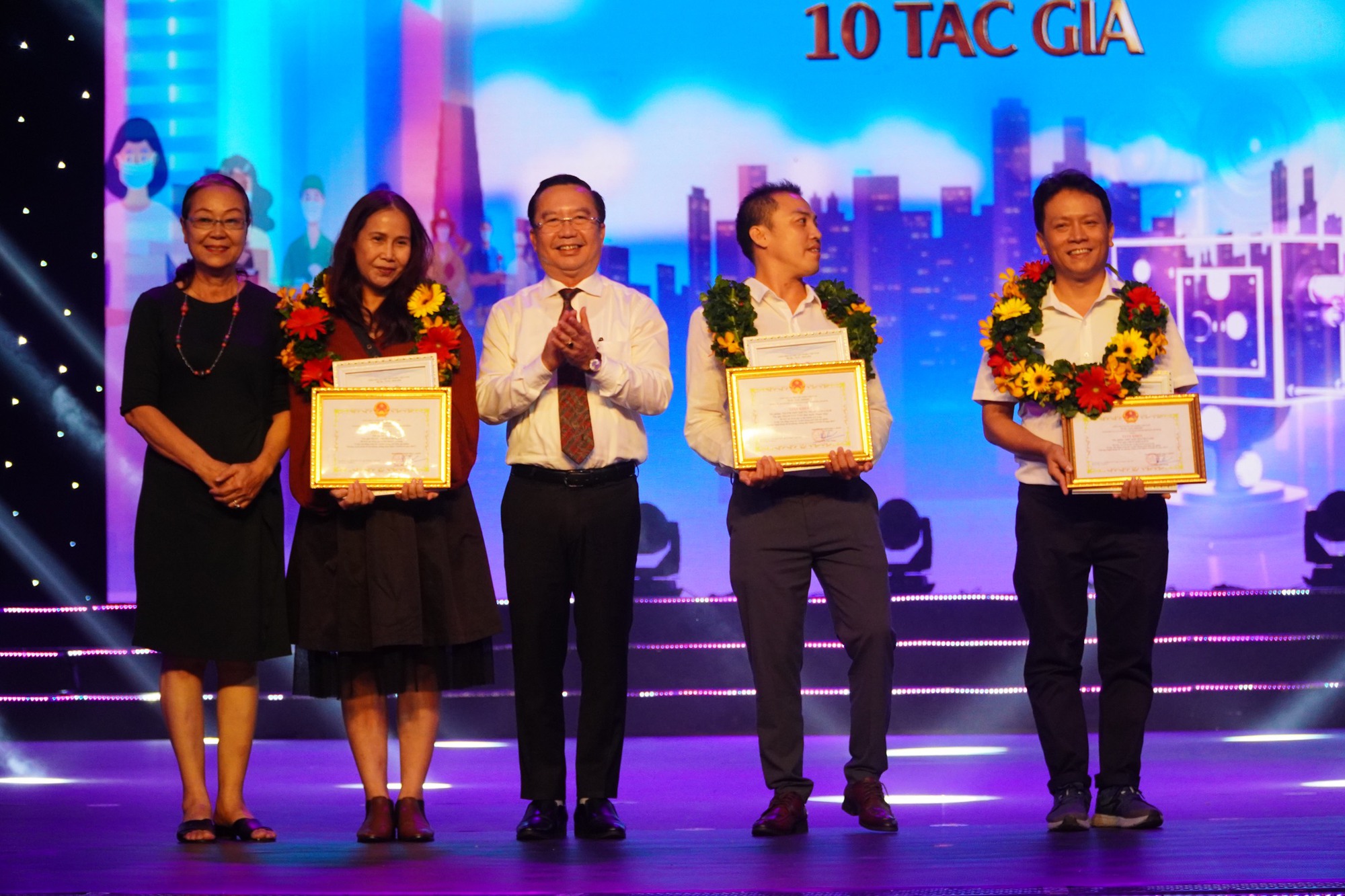 Trao giải thưởng cuộc vận động s&aacute;ng t&aacute;c Chung một niềm tin chiến thắng - Ảnh 3.