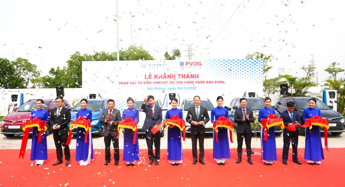 Khánh thành trạm sạc xe điện VinFast đầu tiên tại cửa hàng xăng dầu PVOIL