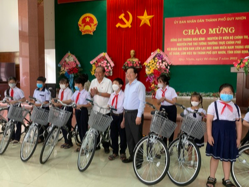 Ban Li&ecirc;n lạc học sinh miền Nam Trung ương tiếp tục tặng qu&agrave; cho học sinh, người ngh&egrave;o B&igrave;nh Định - Ảnh 3.