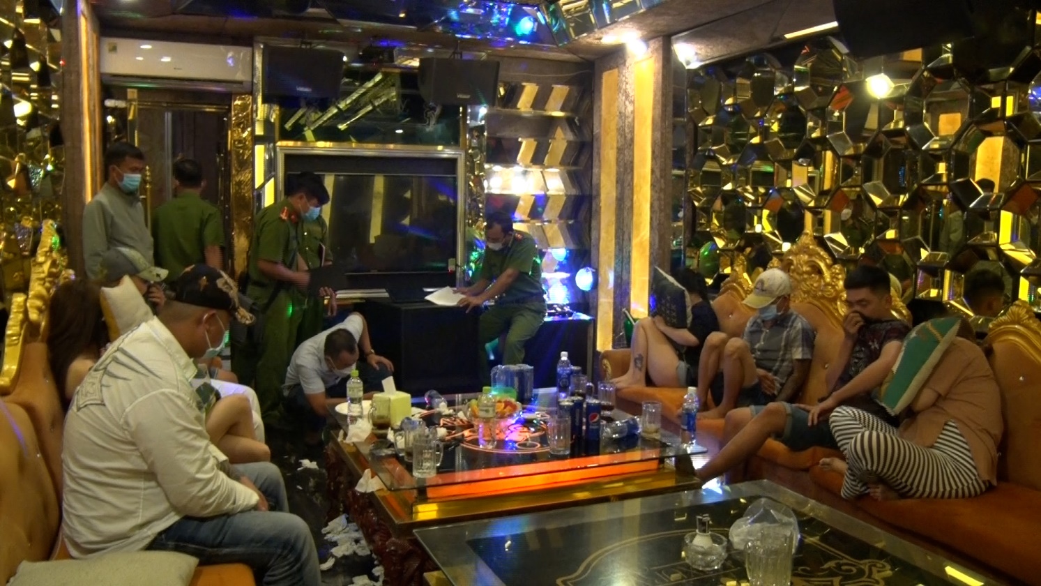 CLIP: Bắt tại trận nhiều c&ocirc; g&aacute;i trẻ dương t&iacute;nh với ma t&uacute;y trong qu&aacute;n karaoke - Ảnh 5.