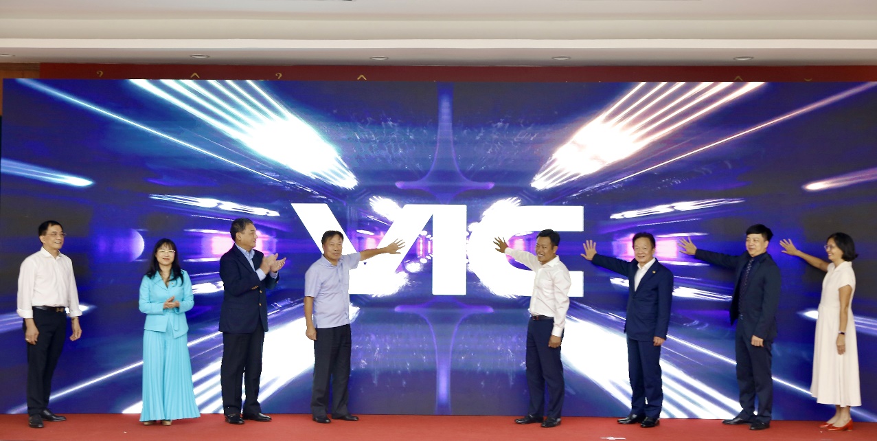 Doanh nh&acirc;n Đỗ Quang Hiển được bầu l&agrave;m Chủ tịch CLB Cựu sinh vi&ecirc;n Doanh nh&acirc;n ĐHQG H&agrave; Nội - Ảnh 3.