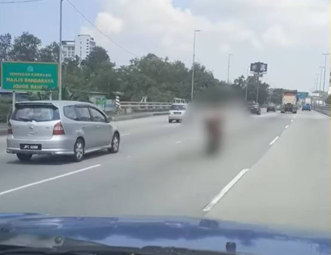 Chuyện khủng khiếp đằng sau người đ&agrave;n &ocirc;ng khỏa th&acirc;n l&aacute;i xe m&aacute;y ở Malaysia - Ảnh 1.