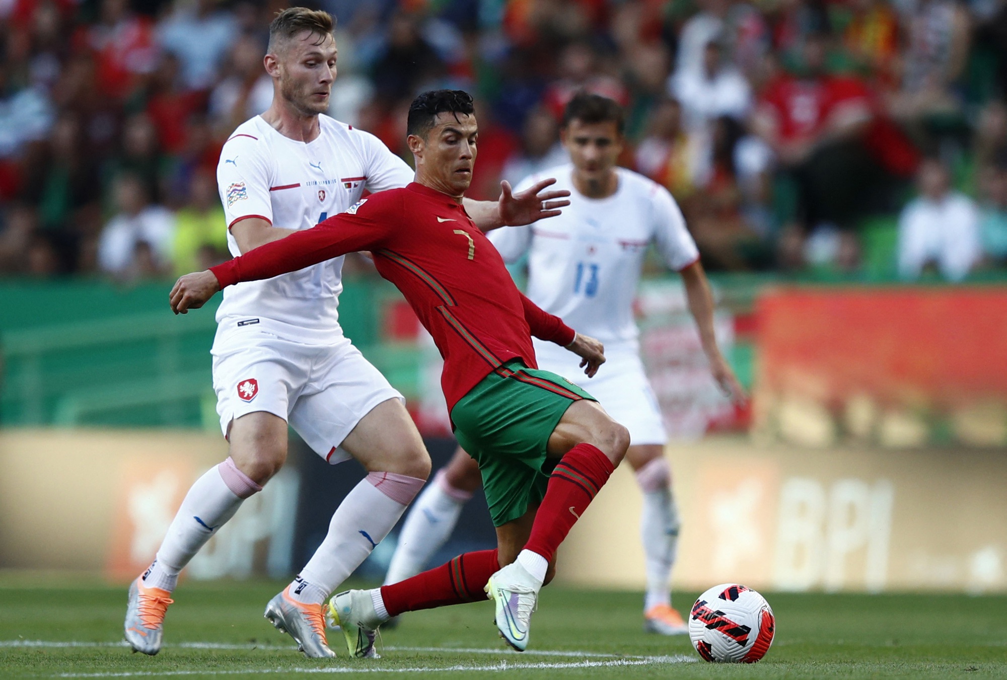 Ronaldo được ch&agrave;o b&aacute;n cho Chelsea - Ảnh 2.